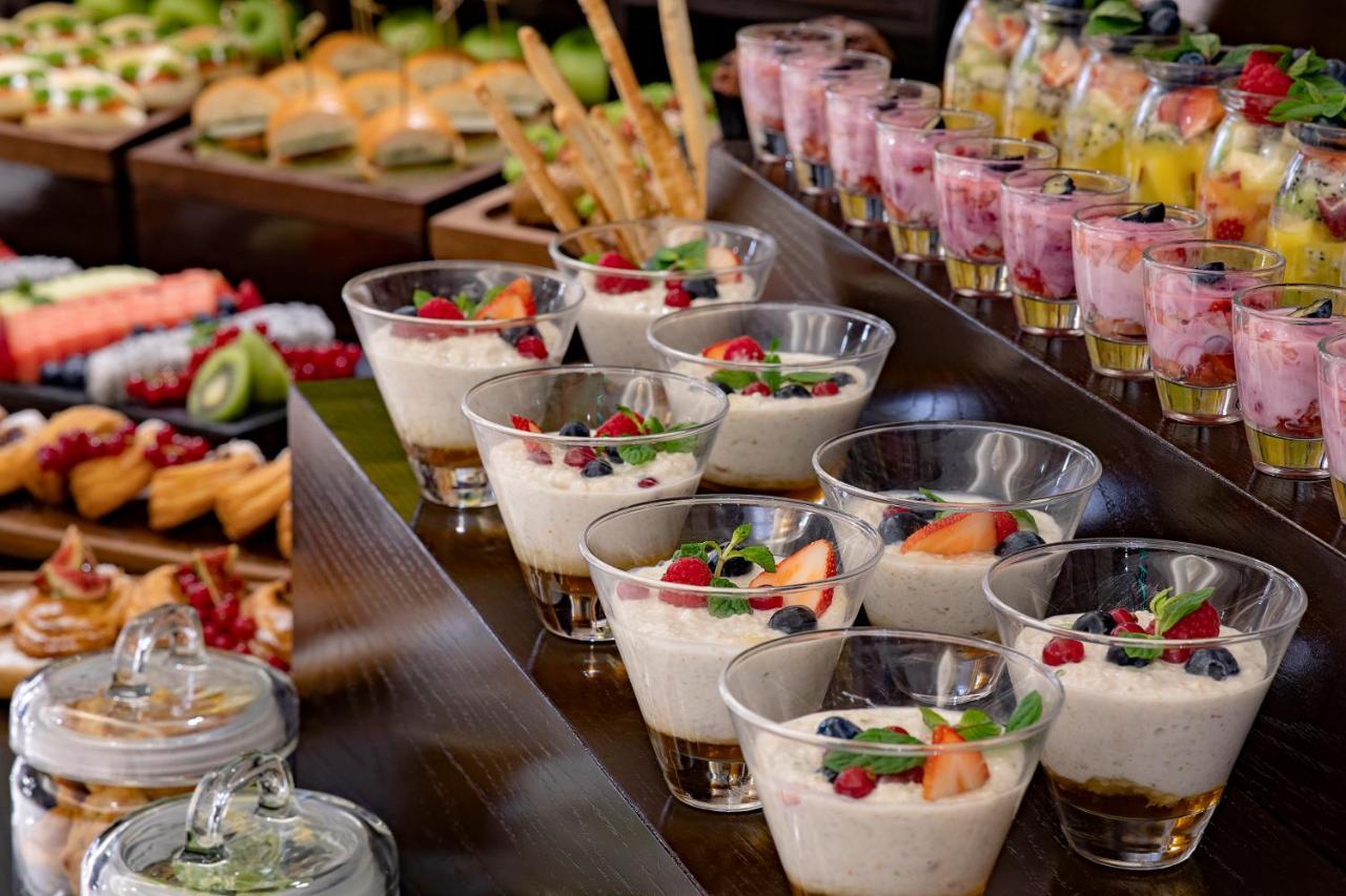 Voco - Riyadh, An Ihg Hotel - فندق فوكو الرياض, احدى فنادق مجموعة إنتركونتيننتال Εξωτερικό φωτογραφία A selection of desserts