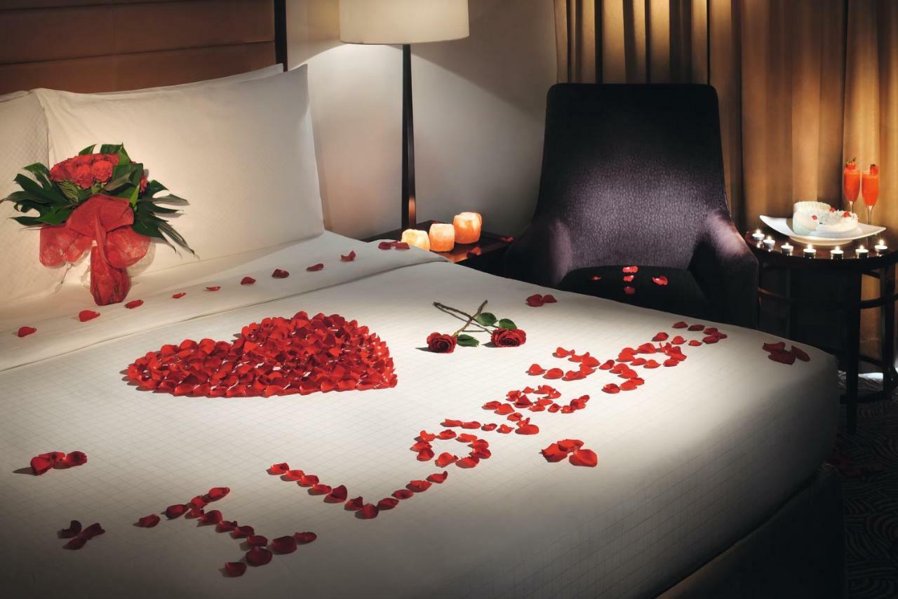Voco - Riyadh, An Ihg Hotel - فندق فوكو الرياض, احدى فنادق مجموعة إنتركونتيننتال Εξωτερικό φωτογραφία A bed decorated for Valentine's Day