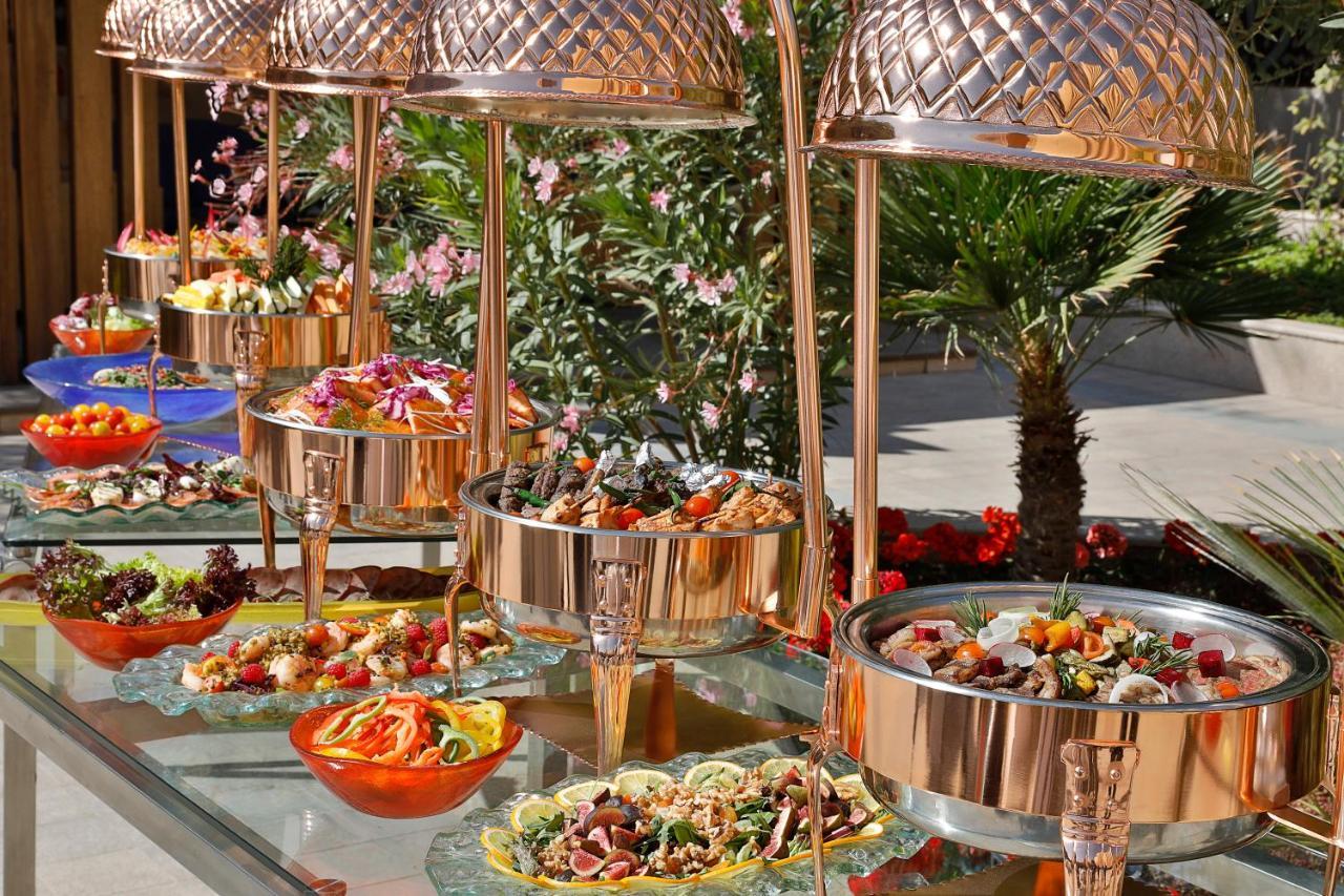 Voco - Riyadh, An Ihg Hotel - فندق فوكو الرياض, احدى فنادق مجموعة إنتركونتيننتال Εξωτερικό φωτογραφία A buffet at a hotel